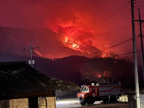 지난달 25일 경북 안동시 산불 현장에서 투입된 고성능 산불진화차 모습. 사진 산림청
