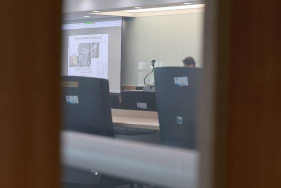 전국 대부분 의과대학으로 의대생들이 복귀한 가운데 1일 서울 시내 한 의대 강의실에서 교수가 온라인 강의를 진행하고 있다. 연합뉴스