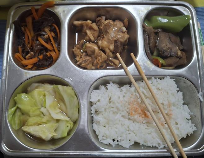 캄보디아의 한 중국계 사기 사무실에서 제공하는 단체급식./사진=독자 제공