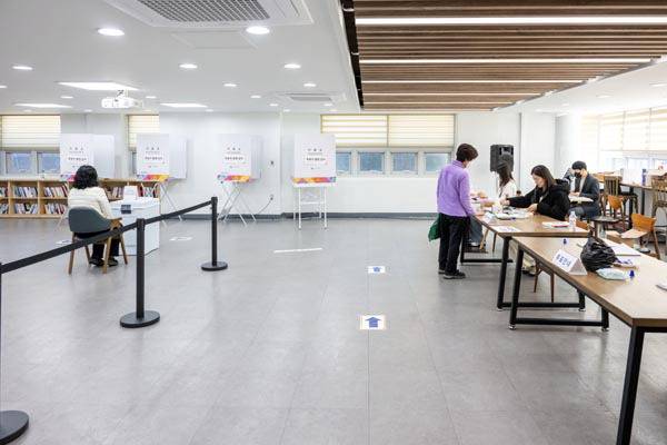 부산시교육감 재선거가 치러진 2일 부산 금정구 장전2동 제4투표소가 한산한 모습을 보이고 있다.  이원준 기자 windstorm@kookje.co.kr