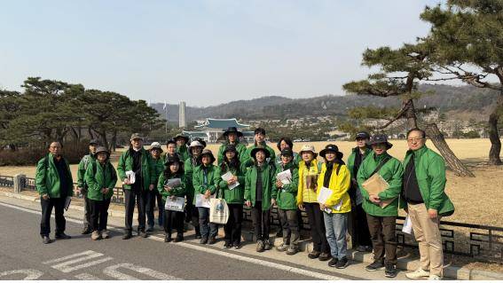 국립서울현충원 벚나무류 조사에 참여한 왕벚프로젝트2050, 한국교사식물연구회, 한국의재발견식물탐사대 조사원들이 한자리에 모였다. 왕벚프로젝트2050 제공