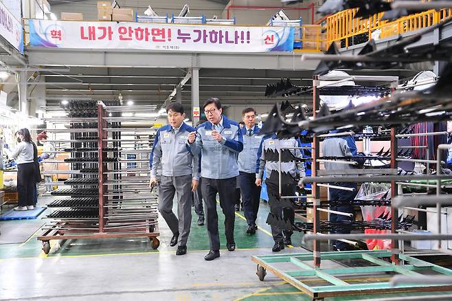 1일 부산 강서구 자동차부품업체 이든텍을 방문한 박형준 부산시장(가운데)이 오린태 대표(왼쪽), 김봉철 부산시 디지털경제실장과 함께 생산 현장을 둘러보고 있다. 사진=부산시 제공