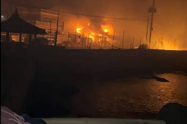 경북산불이 확산한 지난달 25일과 26일 사이 영덕군 축산면 경정3리 주택과 상가가 불에 타고 있다. 연합뉴스