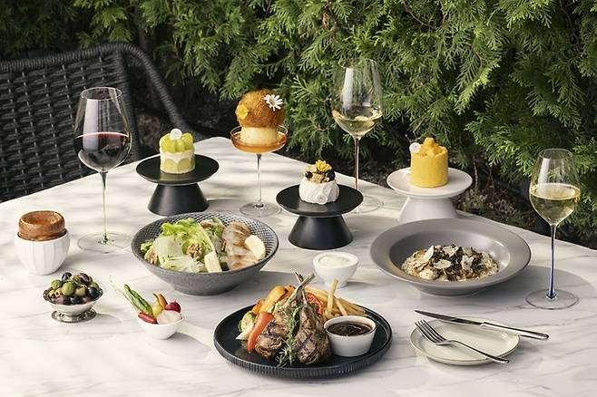 AC 호텔 바이 메리어트 서울 강남 루프탑 바 에서 진행하는 와우 디너&와인 무제한 프로모션 / 사진=AC 호텔 바이 메리어트 서울 강남