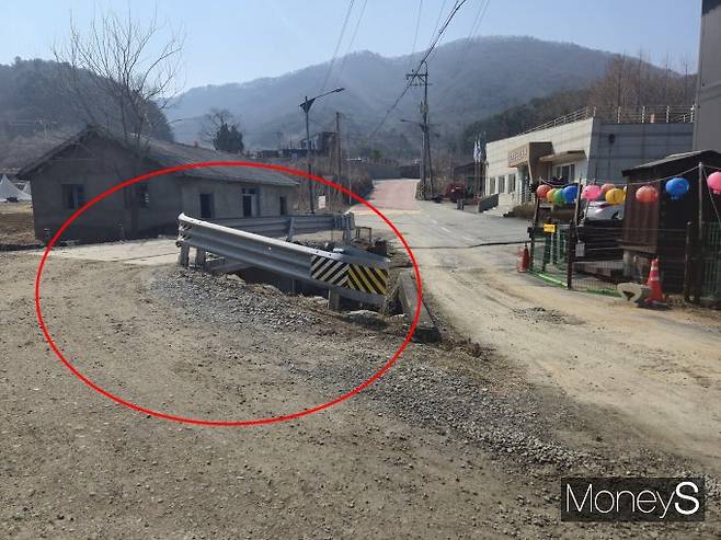 2020년 9월8일부로 허가기간이 만료된 임시 진출입로지만, 여전히 차량들이 드나들면서 정식 도로처럼 쓰이고 있다. /사진=정연 기자