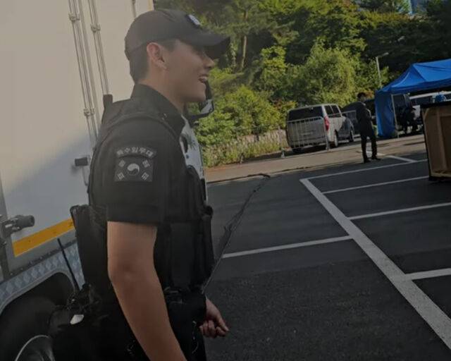 BTS 뷔가 빅마마 이지영을 보고 환하게 웃고 있다. / 유튜브 '이지영 Lee Jiyoung TV' 캡처