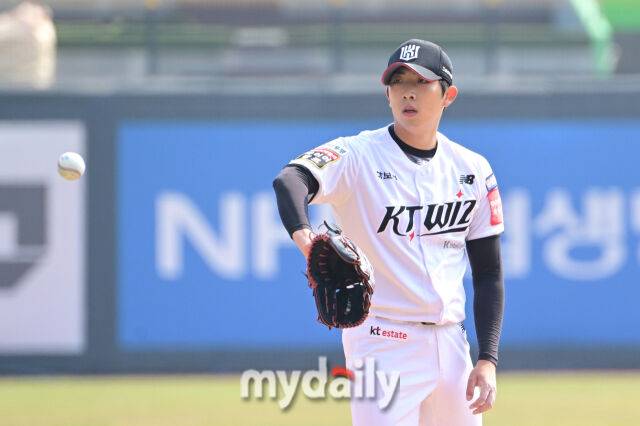 2025년 3월 9일 오후 경기도 수원KT위즈파크에서 2025 신한 SOL뱅크 KBO 리그 시범경기 KT 위즈와 LG 트윈스의 경기가 열렸다. KT 선발투수 오원석이 투구를 준비하고 있다./마이데일리