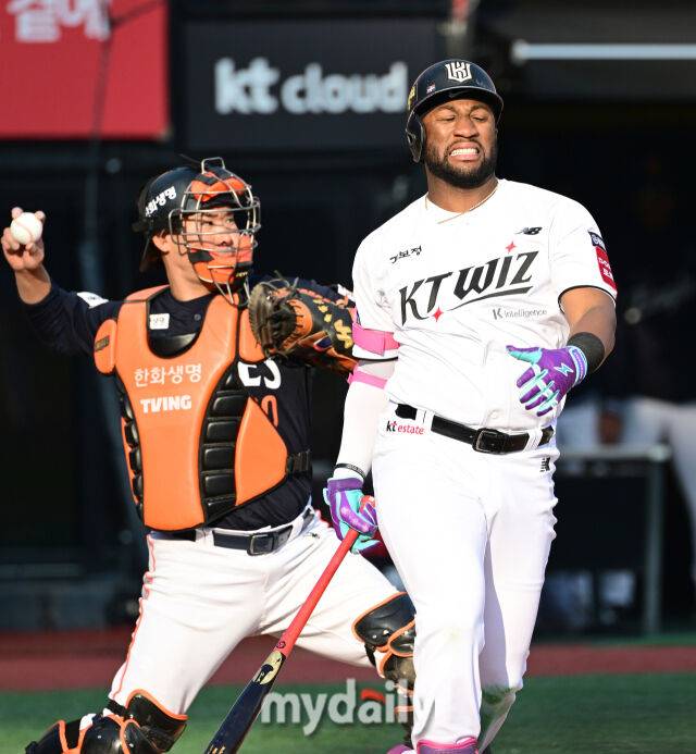 2025년 3월 22일 오후 경기도 수원KT위즈파크에서 '2025 신한 SOL뱅크 KBO 리그' 한화 이글스와 KT 위즈의 경기. KT 로하스가 9회말 무사 1루서 헛스윙 삼진을 당하며 아쉬워하고 있다./마이데일리