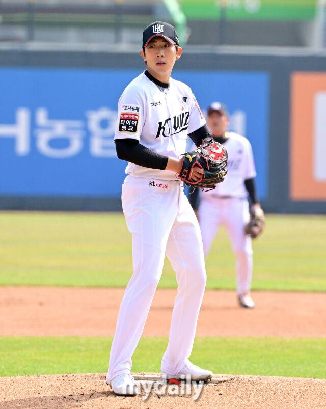 2025년 3월 9일 오후 경기도 수원KT위즈파크에서 2025 신한 SOL뱅크 KBO 리그 시범경기 KT 위즈와 LG 트윈스의 경기가 열렸다. KT 선발투수 오원석이 역투하고 있다./마이데일리