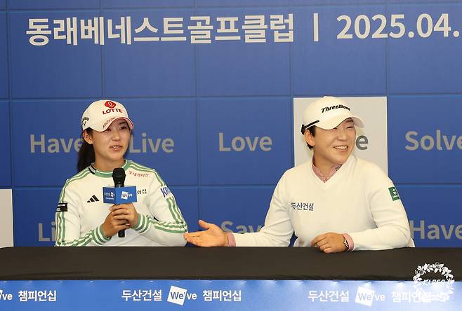 신지애(오른쪽)와 황유민이 2일 KLPGA 투어 두산건설 위브 챔피언십 개막 전 기자회견에서 취재진의 질문에 답하며 활짝 웃고 있다.    [KLPGA 제공]