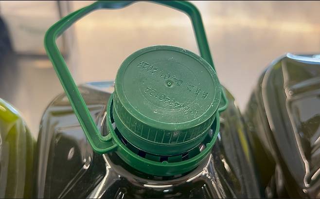 소비기한을 늘리기 위해 레이저 각인기로 변조한 수입 식용유. [식품의약품안전처 제공]