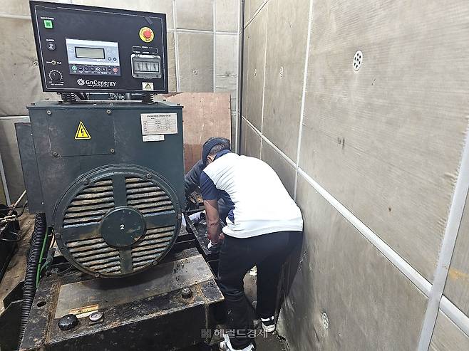 겨우내 사용 중단했던 발전기를 가동하기  위해 점검하고 있다(독도관리사무소 현지공무원제공)