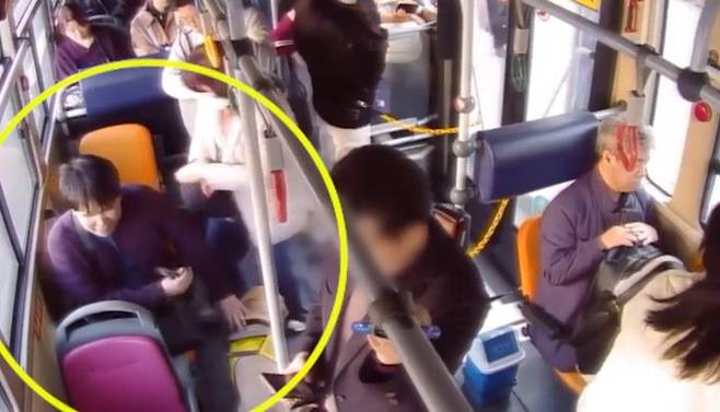 [서울=뉴시스] 버스 탑승한 시각장애인과 반려견. 2025.04.02. (사진=서울시버스운송사업조합 제공) *재판매 및 DB 금지