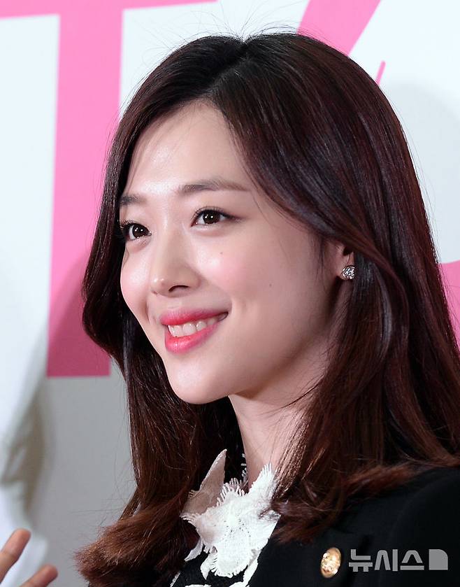 [서울=뉴시스] 박영태 기자 = 13일 오후 서울 코엑스 아티움에서 열린 에스엠타운 코엑스 아티움 오픈식에서 걸그룹 에프엑스의 설리가 포즈를 취하고 있다. 2015.01.13. since1999@newsis.com