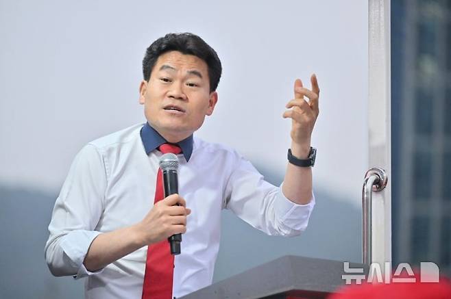 [거제=뉴시스] 신정철 기자= 전한길 강사가 27일 경남 거제시 고현매립지에서 열린 국민의힘 박환기 거제시장 후보 집중유세에서 지지 발언을 하고 있다. 2025.03.27. sin@newsis.com