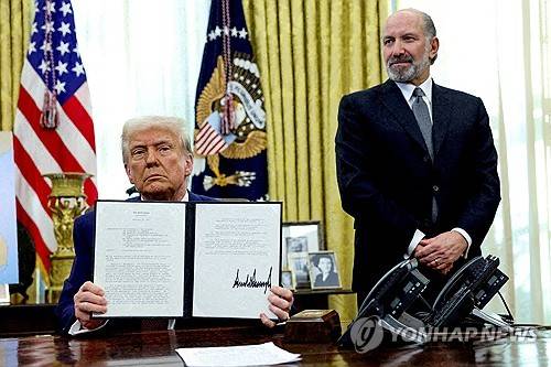 트럼프 미국 대통령(왼쪽)과 하워드 루트닉 미국 상무부 장관 [로이터=연합뉴스 자료사진. 재판매 및 DB 금지]