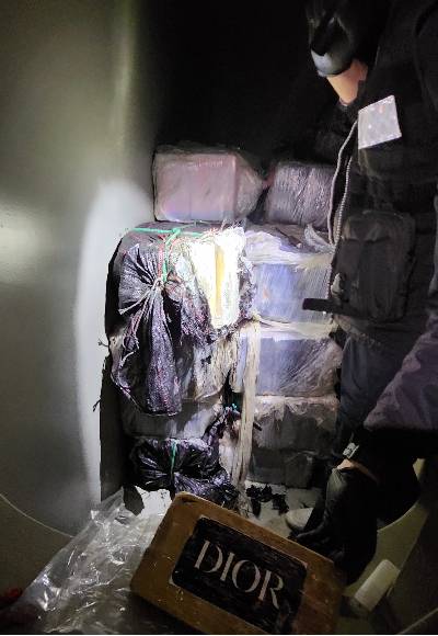 선박에서 발견된 코카인 의심 물질. 동해해경청 제공