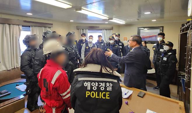 선박 수색 전 회의를 하고 있는 모습. 동해해경청 제공