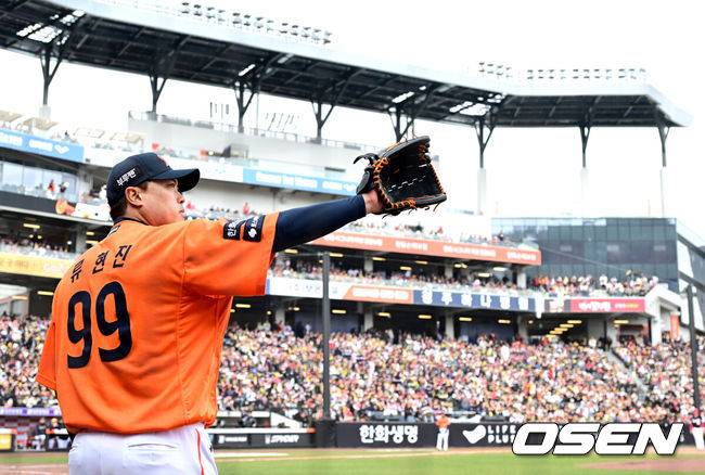 [OSEN=대전, 최규한 기자] 5회초 등판을 준비하며 몸을 풀고 있는 한화 선발 류현진. 2025.03.30 / dreamer@osen.co.kr