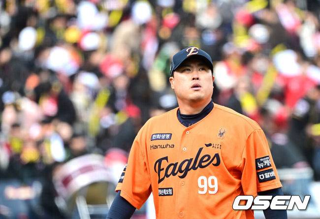 [OSEN=대전, 최규한 기자] 5회초 KIA 공격을 삼자범퇴로 막아낸 한화 선발 류현진이 더그아웃으로 향하고 있다. 2025.03.30 / dreamer@osen.co.kr