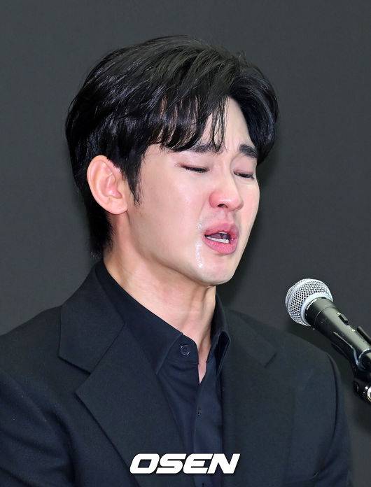 [OSEN=민경훈 기자] 31일 오후 서울 마포구 상암동 스탠포드호텔에서 김수현 기자회견이 열렸다.배우 김수현은 故김새론 사망 이후 그를 휘감은 미성년자 열애 의혹 등에 대한 기자회견에 참석한다. 고인 사망 후 44일 만이며, 김수현은 법무법인 엘케이비앤파트너스 김종복 변호사와 함께 참석한다. 다만 기자회견에서 질의응답은 이뤄지지 않는다.배우 김수현이 기자회견을 하며 눈물을 흘리고 있다. 2025.03.31 / rumi@osen.co.kr