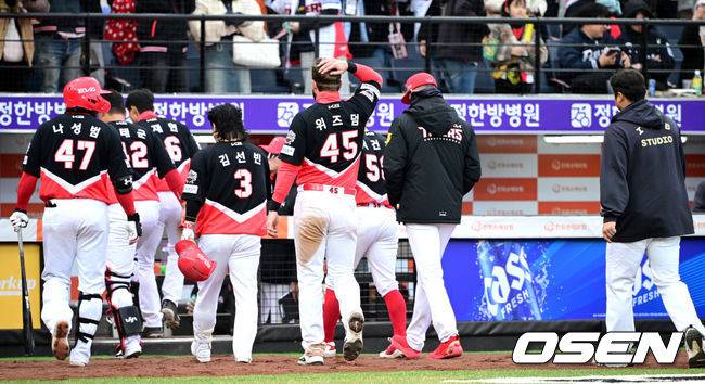 [OSEN=대전, 최규한 기자] KIA 선수들이 팬들에게 인사한 뒤 그라운드를 나서고 있다. 2025.03.29 / dreamer@osen.co.kr