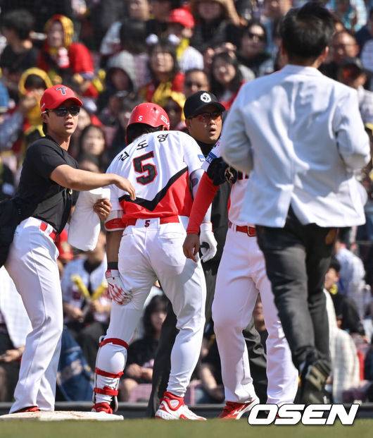 [OSEN=광주, 조은정 기자] 3회말 1사 KIA 김도영이 안타를 날린 후 햄스트링 통증을 호소하고 있다. 2025.03.22 /cej@osen.co.kr