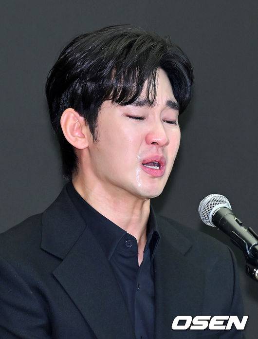 [OSEN=민경훈 기자] 31일 오후 서울 마포구 상암동 스탠포드호텔에서 김수현 기자회견이 열렸다.배우 김수현은 故김새론 사망 이후 그를 휘감은 미성년자 열애 의혹 등에 대한 기자회견에 참석한다. 고인 사망 후 44일 만이며, 김수현은 법무법인 엘케이비앤파트너스 김종복 변호사와 함께 참석한다. 다만 기자회견에서 질의응답은 이뤄지지 않는다.배우 김수현이 기자회견을 하며 눈물을 흘리고 있다. 2025.03.31 / rumi@osen.co.kr