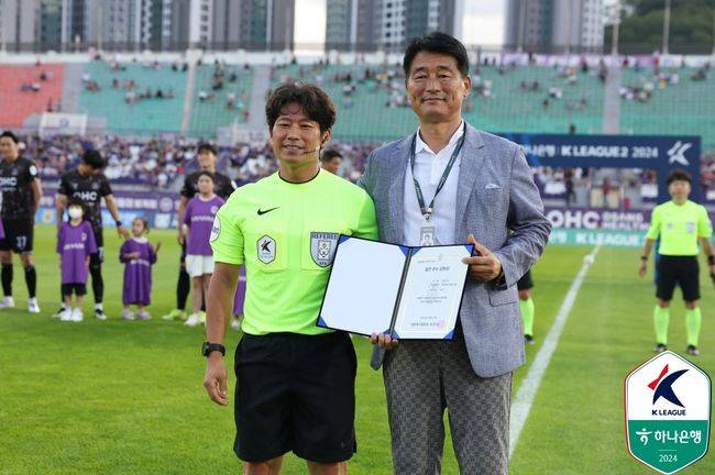 [사진] 이정효 감독에게 퇴장을 준 송민석 주심