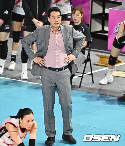 [OSEN=인천, 박준형 기자] 2일 인천 삼산월드체육관에서 프로배구 도드람 2024-2025 V리그 여자부 챔피언결정 2차전 흥국생명과 정관장의 경기가 진행됐다.1차전은 정규리그 1위를 차지한 흥국생명이 승리하며 통합우승을 향해 전진했다.1세트 정관장 고희진 감독이 실점 후 아쉬워하고 있다. 2025.04.02 / soul1014@osen.co.kr