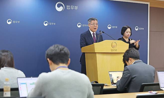 김석우 법무부 장관 직무대행이 2일 경기도 정부과천청사 법무부에서 광역지방자치단체별 수요를 반영한 '광역형 비자' 시범사업과 첨단산업 인재 유치를 위한 '탑티어(Top-Tier) 비자' 제도 시행 관련 브리핑을 하고 있다. 연합뉴스