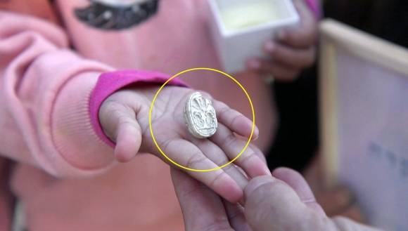 지브 닛잔(3)이 자신이 발견한 스카라베를 들고 있다. 스카라베는 청동기에 부적이나 인장으로 사용됐다. 이스라엘 고대유물관리국(IAA) 제공