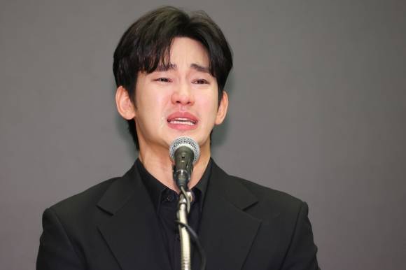 ‘사생활 논란’ 김수현 눈물의 기자회견 - 배우 김수현이 31일 오후 서울 마포구 스탠포드 호텔에서 미성년자였던 배우 고 김새론과 교제했다는 의혹과 관련해 입장발표 기자회견을 하고 있다. 연합뉴스