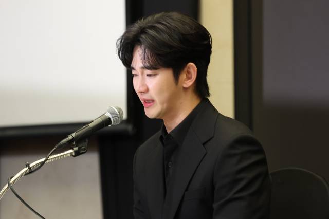 지난달 31일 긴급 기자회견을 열고 고(故) 김새론이 미성년자일 때부터 교제했다는 의혹을 비롯한 각종 논란에 대해 입장을 밝히는 배우 김수현. 뉴스1