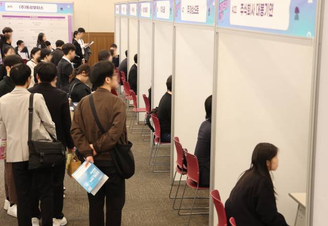 지난 3월 부산 해운대구 벡스코 컨벤션홀 1층에서 청년 구직자들이 채용 상담 및 현장 면접을 하고 있다. 연합뉴스