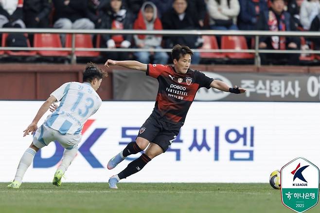 포항 이태석(오른쪽)이 지난달 29일 포항스틸야드에서 열린 울산과 K리그1 6라운드 홈경기 도중 상대 수비를 제치고 돌파를 시도하고 있다. 사진제공｜한국프로축구연맹