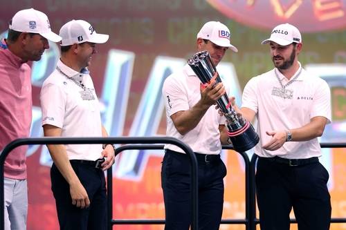 지난달 26일(한국시간) 열린 TGL 챔피언 결정전에서 우승한 애틀랜타 드라이브GC 선수들이 시상대에서 트로피를 살펴보고 있다. TGL 홈페이지 캡처