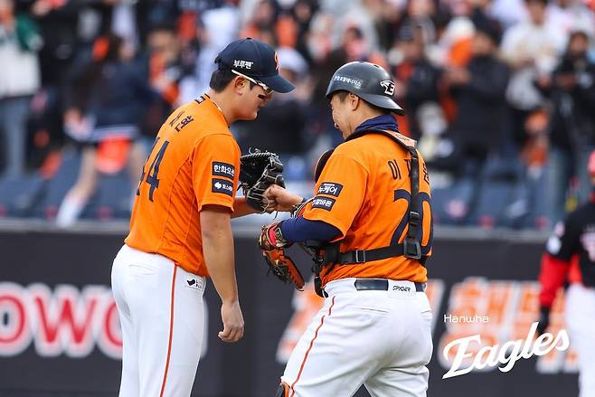 김서현이 지난달 29일 대전 KIA전 9회 등판해 경기를 마무리한 뒤 포수 이재원과 하이파이브하고 있다. 한화 이글스 제공