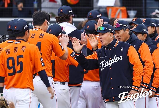김서현이 지난달 29일 대전 KIA전 9회 등판해 경기를 마무리한 뒤 김경문 감독과 하이파이브하고 있다. 한화 이글스 제공