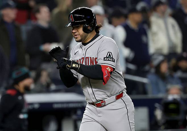 애리조나 에우헤니오 수아레스가 2일 뉴욕 양키스전에서 8회초 역전 만루홈런을 날린 뒤 박수를 치며 홈베이스를 밟고 있다. Getty Images코리아