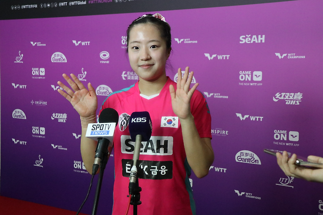 신유빈이 2일 인천 인스파이어 아레나에서 열린 WTT 챔피언스 인천 여자 단식 32강전에서 미국의 릴리 장을 3-0으로 꺾은 뒤 소감을 밝히고 있다. 월간탁구 제공