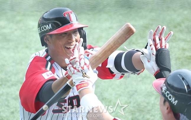 2025 신한 SOL Bank KBO리그 LG 트윈스 대 롯데 자이언츠 경기가 지난 3월 23일 잠실야구장에서 열렸다.  LG 송찬의가 6회말 1사에서 좌월 1점 홈런을 날리고 홈인하고 있다. /사진=김진경 대기자