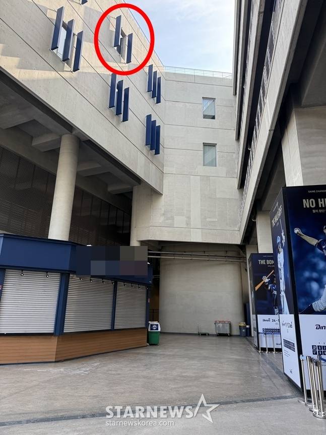 지난달 29일 창원NC파크에서 철제 구조물이 추락해 관람객을 덮쳤다. 사진은 사고 현장 모습. 위 가운데 창문(빨간 원) 외벽에 설치된 루버 3개 중 한 개가 떨어져 사라진 상태다. /사진=양정웅 기자