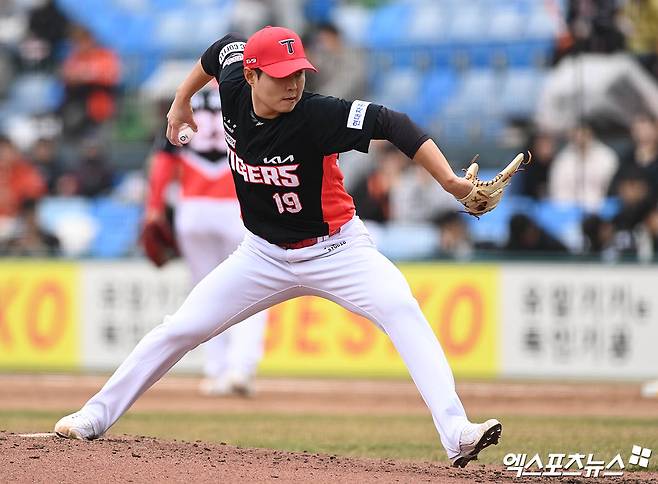 11일 대전 한화생명이글스파크에서 열린 '2024 신한 SOL Bank KBO리그' KIA 타이거즈와 한화 이글스의 시범경기, 5회말 KIA 윤중현이 역투하고 있다. 엑스포츠뉴스 DB