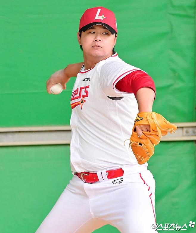 24일 오전 일본 오키나와 고친다 구장에서 진행된 SSG 랜더스 스프링캠프, SSG 김민이 불펜 피칭을 하고 있다. 엑스포츠뉴스 DB