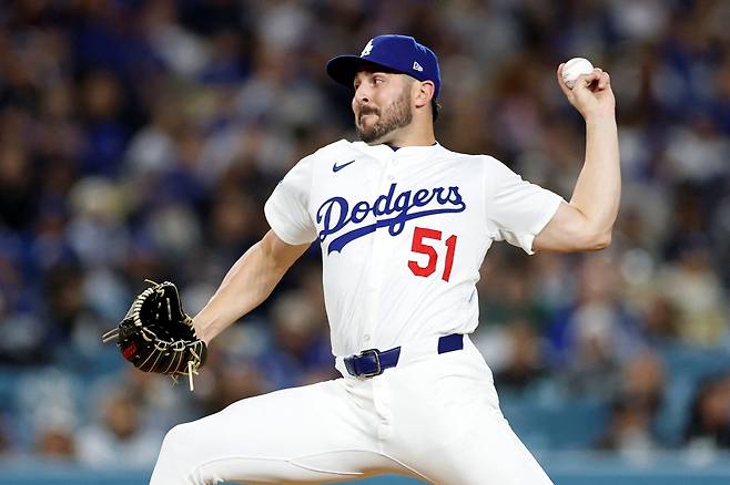 2일 미국 캘리포니아주 로스앤젤레스의 다저스타디움에서 열린 2025 미국프로야구 메이저리그 애틀랜타 브레이브스와 LA 다저스의 경기, 다저스가 3:1로 승리하면서 1958년 연고 이전 후 처음으로 개막 7연승을 질주했다. 7회초 다저스 알렉스 베시아가 공을 힘차게 던지고 있다. AFP 연합뉴스