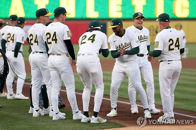 모두 24번 등번호를 달고 나온 애슬레틱스 선수들. [AFP=연합뉴스]