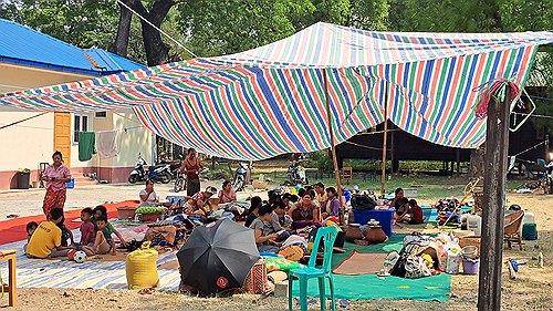 텐트에서 생활하는 이재민들 (만달레이=연합뉴스) 박의래 특파원 = 31일 미얀마 만달레이에 있는 한 관공서 공터에 주민들이 모여 천막을 치고 생활하고 있다. 2025.3.31. 
    laecorp@yna.co.kr