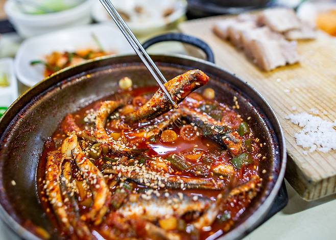 4월이 제철인 멸치는 칼슘이 풍부해 성장기 어린이에게 특히 좋은 식품이며, 골다공증 예방에도 도움이 된다. [사진=게티이미지뱅크]