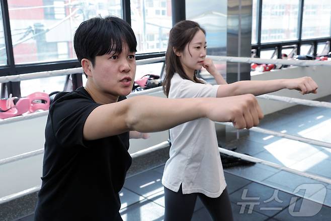 2014 인천 아시안게임 라이트플라이급 금메달리스트 신종훈 관장이 26일 오후 서울 광진구 뚝섬로 신종훈 국가대표 복싱센터에서 필라테스 강사이자 센터 관원인 변슬미 씨를 지도하고 있다. 2025.3.27/뉴스1 ⓒ News1 박정호 기자